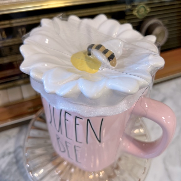 ✨NEW🌸Rae Dunn Queen Bee Mug with Daisy Flower Topper🍃🐝 - Picture 10 of 15